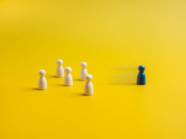 Mavi olan, sarı arkaplanda beyaz tahta bebeklerden, insan sembollerinden oluşan gruptan ayrılan. Kalabalıktan, liderlikten, eşsizlikten, etkileyiciden, yeteneklilerden, farklılıklardan....