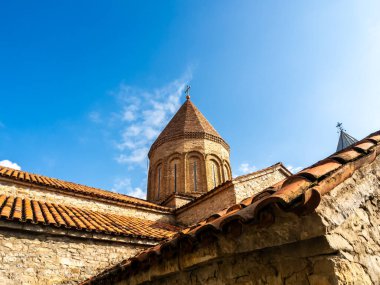 Ananuri Kalesi, mavi gökyüzü arka planında binalar, Ananuri köyünün tarihi simgesi iki kiliseden oluşan kale kompleksi, Gürcistan 'daki popüler turizm merkezi..