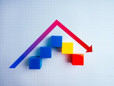 Kriz çizelgesi ve grafiği. Ekonomik gerileme, okları çoğalt ve çok renkli küp bloklarının tepesindeki grafik kağıdındaki basamakları azalt. İş dengesizliği eğilimi süreci, mali konsept.