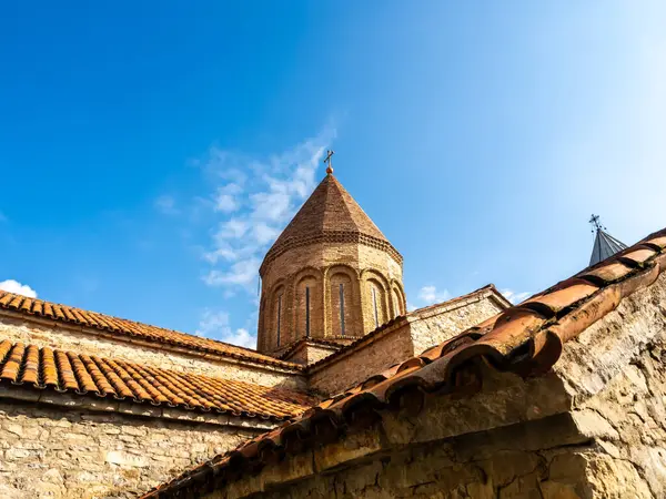 Ananuri Kalesi, mavi gökyüzü arka planında binalar, Ananuri köyünün tarihi simgesi iki kiliseden oluşan kale kompleksi, Gürcistan 'daki popüler turizm merkezi..
