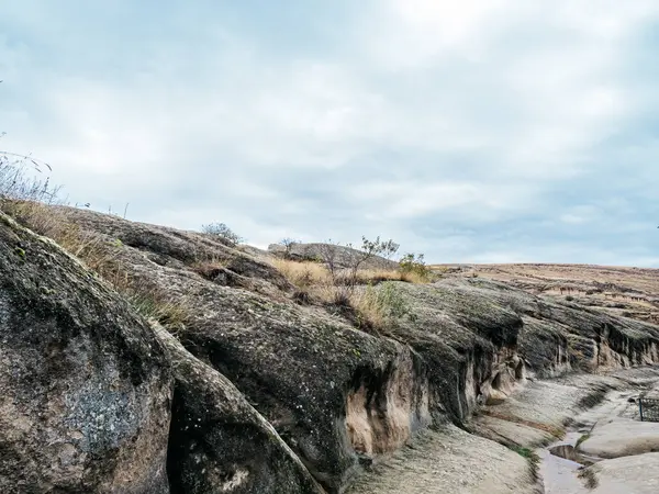 Uplistsikhe (The Lord 's Fortress), inanılmaz UNESCO mağara şehrinin dünya mirası, mavi gökyüzü arka planında doğa taşı manzarası olan antik kaya yontulmuş kasaba, Georgia' da ünlü seyahat cazibesi.