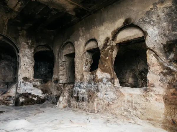 Uplistsikhe (The Lord 's Fortress), UNESCO' nun mağara şehir tasarımının dünya mirası alanı, antik kaya salonu girişi, doğa taşı manzaralı pencere, Gürcistan 'da ünlü seyahat eğlencesi.