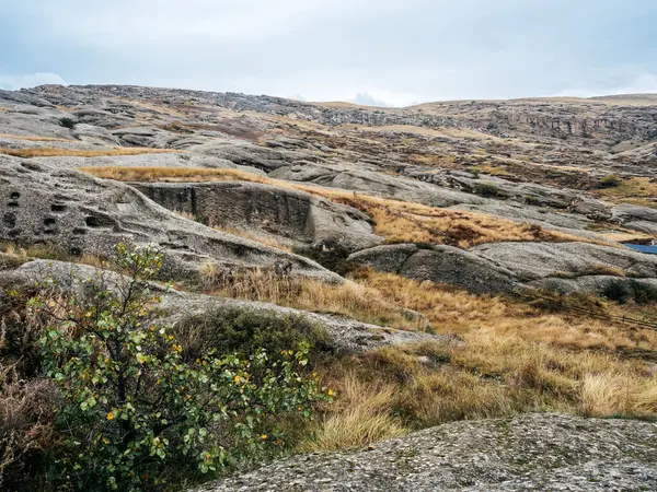Uplistsikhe (The Lord 's Fortress), inanılmaz UNESCO mağara şehrinin dünya mirası, mavi gökyüzü arka planında doğa taşı manzarası olan antik kaya yontulmuş kasaba, Georgia' da ünlü seyahat cazibesi.