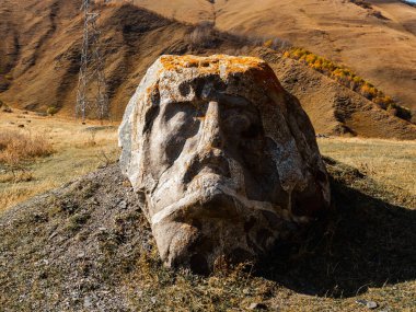 Sno, Kazbegi, Gürcistan - 12 Ekim 2024: Dev taş kafa, dev insan kafaları koleksiyonu, Merab Piranishvili heykelleri, sonbahar dağları arka planında, Gürcistan 'da turistik cazibe.