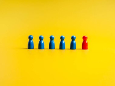 Kırmızı olan, mavi mandal bebeklerden oluşan gruptan farklı olarak sarı arkaplanda insan sembolleri var. Kalabalıktan, liderlikten, eşsizlikten, etkileyiciden, yeteneklilerden, farklılıklardan....