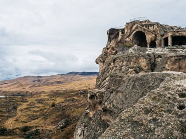 Muhteşem Uplistsikhe (Lord 's Fortress), UNESCO' nun mağara şehrinin Dünya Mirası alanı, mavi gökyüzü arka planında antik kaya oymalı manzara, Georgia 'da ünlü seyahat cazibesi.