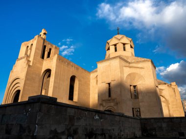 Aydınlatıcı Katedral Aziz Gregory 'nin manzarası, Ermeni havari kilisesinin en büyük katedrali, Erivan, Ermenistan. Mimari minimal tasarım, en büyük dini binalardan biri..