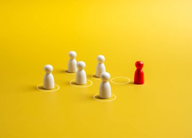 Kırmızı olan, çemberden çıkan, beyaz tahta bebekler, insan sembolleri, sarı arka plan. Kalabalıktan, liderlikten, eşsizlikten, etkileyiciden, yeteneklilerden, farklılıklardan....