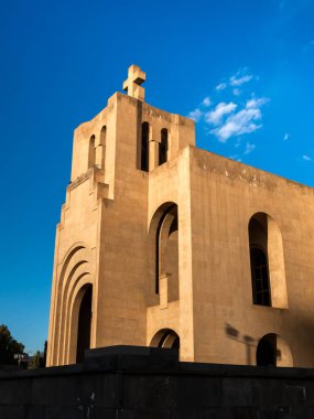 Aydınlatıcı Katedral Aziz Gregory 'nin manzarası, Ermeni havari kilisesinin en büyük katedrali, Erivan, Ermenistan. Mimari minimal tasarım, en büyük dini binalardan biri..