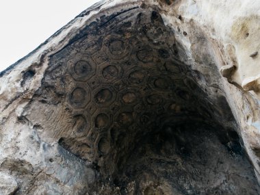 Uplistsikhe (The Lord 's Fortress), UNESCO' nun mağara şehri dünya mirası alanı, tavan tasarımlı antik kaya odası, doğa taşı manzara arka planı, Gürcistan 'daki ünlü seyahat cazibesi.