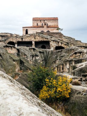 Uplistsikhe (The Lord 's Fortress), UNESCO' nun mağara şehrinin inanılmaz dünya mirası, antik kaya kasabası ve eski bina, dikey arka plan, Gürcistan 'daki ünlü seyahat cazibesi.