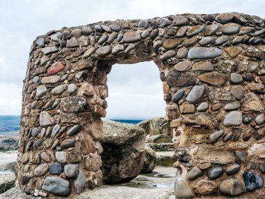 Uplistsikhe (Lord 's Fortress), UNESCO' nun mağara şehri Dünya Mirası alanı, doğa taşı manzaralı antik kaya odası girişi, Gürcistan 'da ünlü seyahat eğlencesi.
