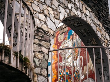Rusya - Gürcistan Dostluk Anıtı, kavisli kemerli balkon, tarih, büyük fayans duvar resimleri, Gürcistan 'da seyahat yeri.