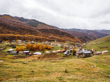 UNESCO mirası olan Ushguli köyünün manzarası, dağlara yakın pek çok ev ve sonbahar manzarası, Gürcistan 'ın Svaneti bölgesinde turistik ilgi merkezi.