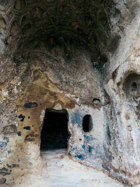 Uplistsikhe (The Lord 's Fortress), UNESCO' nun mağara şehri dünya mirası alanı, antik kaya odası, doğa taşı manzaralı giriş delikleri, dikey arka plan, Gürcistan 'daki ünlü seyahat cazibesi.