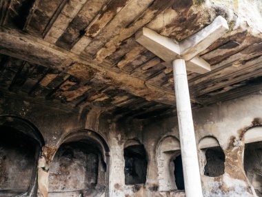 Uplistsikhe (The Lord 's Fortress), UNESCO' nun mağara şehir tasarımının dünya mirası alanı, antik kaya salonu girişi, doğa taşı manzaralı pencere, Gürcistan 'da ünlü seyahat eğlencesi.