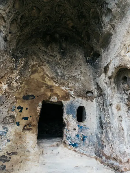 Uplistsikhe (The Lord 's Fortress), UNESCO' nun mağara şehri dünya mirası alanı, antik kaya odası, doğa taşı manzaralı giriş delikleri, dikey arka plan, Gürcistan 'daki ünlü seyahat cazibesi.