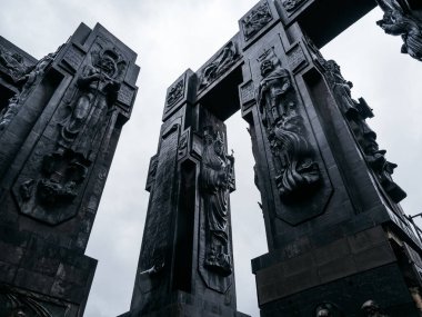 Gürcistan Günlükleri, anıt tarihi, siyah heykel sütunları tasarım ayrıntıları, Tiflis Denizi yakınlarındaki Keeni tepesinde yer alan ünlü turistik cazibe, yağmur gününden sonra beyaz sisli bir gökyüzü..
