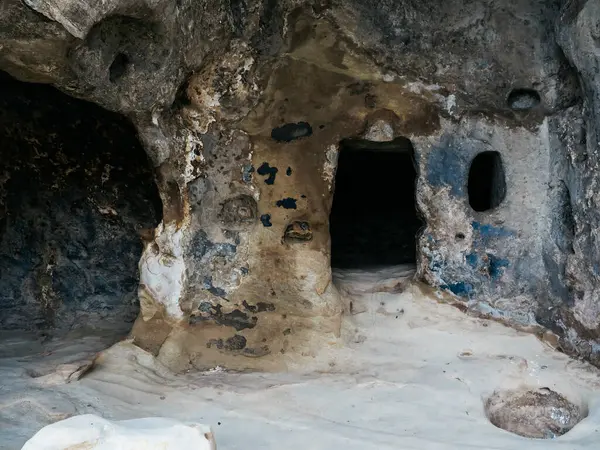 Uplistsikhe (The Lord 's Fortress), UNESCO' nun mağara şehri dünya mirası alanı, antik kaya odası, doğa taşı manzaralı giriş delikleri, Gürcistan 'daki ünlü seyahat eğlencesi.