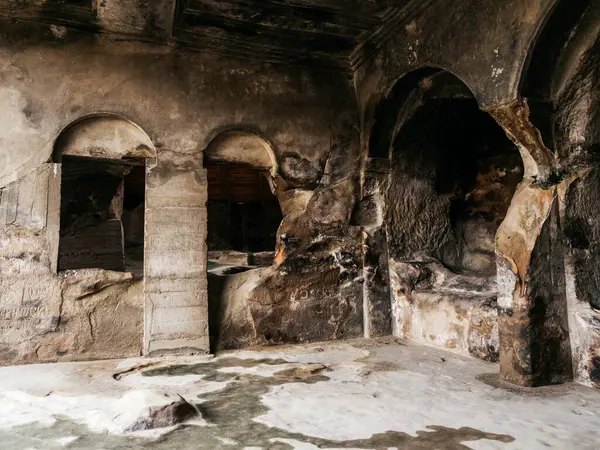 Uplistsikhe (The Lord 's Fortress), UNESCO' nun mağara şehir tasarımının dünya mirası alanı, antik kaya salonu girişi, doğa taşı manzaralı pencere, Gürcistan 'da ünlü seyahat eğlencesi.