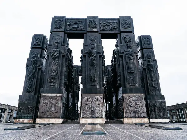 Gürcistan Kronikleri, Gürcistan 'ın Tiflis Denizi yakınlarındaki Keeni tepesinde yer alan ve yağmurlu bir günün ardından beyaz sisli gökyüzü ile ünlü turistik ilgi merkezi olan siyah kütleli 16 sütunlu bir anıt..