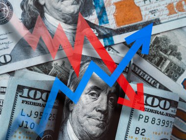 Borsanın yükselmesi ve düşmesi, doların güçlenmesi ve zayıflaması, iş finansmanı, enflasyon, yatırım konsepti. Düşen kırmızı ve yükselen mavi oklar Amerikan doları nakit banknot grafiği.