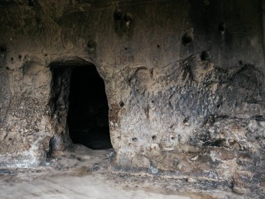 Uplistsikhe (Lord 's Fortress), UNESCO' nun mağara şehri Dünya Mirası alanı, doğa taşı manzaralı antik kaya odası girişi, Gürcistan 'da ünlü seyahat eğlencesi.