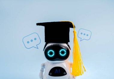 Zekice öğrenme, yapay zeka asistanı teknoloji konsepti. Parlak gözlü beyaz akıllı robot. Mezuniyet şapkası takıyor. Üzerinde sohbet sembolü var..