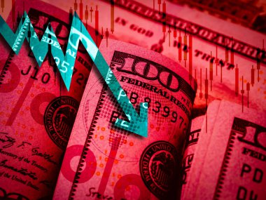 Borsa düştü, dolar zayıfladı, iş finansmanı, enflasyon, online yatırım konsepti. ABD doları banknotunda yüzdelik simge içeren dalgalı ok stoku grafik verisi, kırmızı arkaplan.