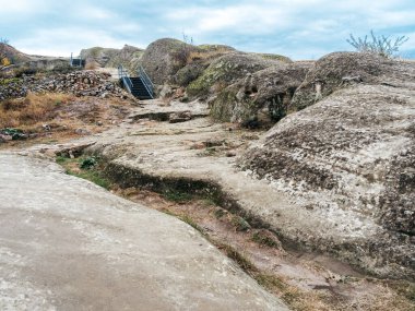 Uplistsikhe (The Lord 's Fortress), inanılmaz UNESCO Dünya Mirası mağara şehri, mavi merdiveni yer altına inen antik kaya oymalı kasaba manzarası, Gürcistan' daki ünlü seyahat cazibesi.
