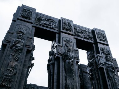 Gürcistan Günlükleri, anıt tarihi, siyah heykel sütunları tasarım ayrıntıları, Tiflis Denizi yakınlarındaki Keeni tepesinde yer alan ünlü turistik cazibe, yağmur gününden sonra beyaz sisli bir gökyüzü..