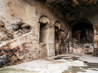 Uplistsikhe (The Lord 's Fortress), UNESCO' nun mağara şehir tasarımının dünya mirası alanı, antik kaya salonu girişi, doğa taşı manzaralı pencere, Gürcistan 'da ünlü seyahat eğlencesi.