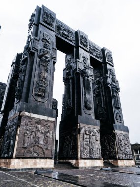 Gürcistan Günlükleri, anıt tarihi, siyah heykel sütunlarının tasarım ayrıntıları, Tiflis, Gürcistan yakınlarındaki Keeni tepesinde yer alan ünlü turistik cazibe, dikey fotoğrafçılık..