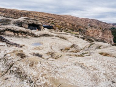Uplistsikhe (Lord 's Fortress), UNESCO' nun mağara şehri Dünya Mirası alanı, doğa taşı manzaralı antik kaya odası girişi, Gürcistan 'da ünlü seyahat eğlencesi.