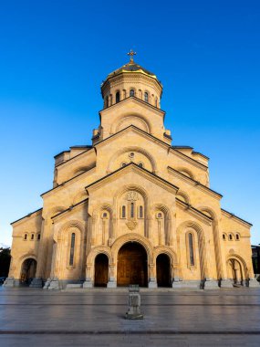 Kutsal Üçlemeci Katedrali. Gürcistan Ortodoks Kilisesi 'nin ana katedrali Tsminda Sameba' nın dikey manzarası, güzel mimari binası, Gürcistan 'ın Tiflis kentindeki ünlü turistik eğlence merkezi..