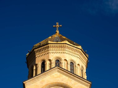 Kutsal Üçlü Katedrali. Tsminda Sameba, Gürcistan Ortodoks Kilisesi 'nin tepesinde haç, güzel mimari binalar, Tiflis, Gürcistan' daki ünlü turistik mekan..