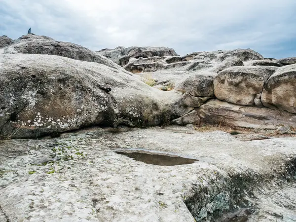 Uplistsikhe (The Lord 's Fortress), inanılmaz UNESCO mağara şehrinin dünya mirası, mavi gökyüzü arka planında doğa taşı manzarası olan antik kaya yontulmuş kasaba, Georgia' da ünlü seyahat cazibesi.
