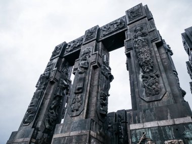 Gürcistan Günlükleri, anıt tarihi, siyah heykel sütunları tasarım ayrıntıları, Tiflis Denizi yakınlarındaki Keeni tepesinde yer alan ünlü turistik cazibe, yağmur gününden sonra beyaz sisli bir gökyüzü..