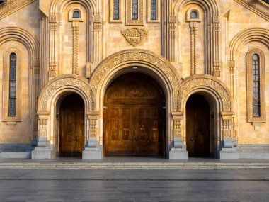 Kutsal Trinity Katedrali Tiflis, Georgia. Tsminda Sameba, Gürcistan Ortodoks Kilisesi 'nin ana katedrali, güzel mimari binası, yakın plan üçlü kilise kemerli ahşap giriş kapısı..
