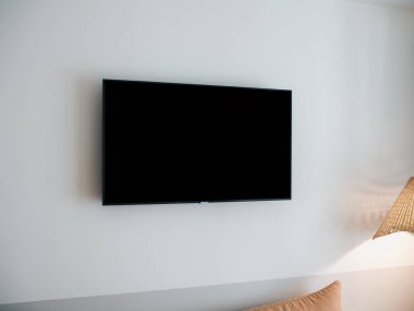 LED akıllı TV 'de siyah boşluk. Misafir otel odasındaki beyaz duvarda siyah boş ekran var. Dikdörtgen kare uzay ekran televizyonu.
