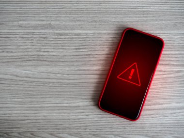 Uyarı alarmı. Kırmızı üçgen, sistem hack 'lendi. Acil durum işareti, kötü amaçlı yazılım, dikkat tehlike sembolü, sistem hatası, cep telefonu ekranında gösterilen dolandırıcılık uyarısı..