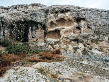 Uplistsikhe (The Lord 's Fortress), inanılmaz UNESCO mağara şehrinin dünya mirası, mavi gökyüzü arka planında doğa taşı manzarası olan antik kaya yontulmuş kasaba, Georgia' da ünlü seyahat cazibesi.