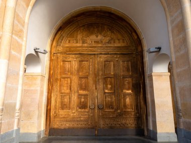 Kutsal Trinity Katedrali Tiflis, Georgia. Tsminda Sameba, Gürcistan Ortodoks Kilisesi 'nin ana katedrali, güzel mimari yapı, yakın kilise kemerli ahşap kapı..