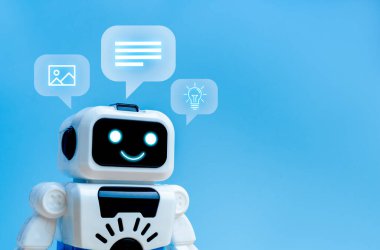 Yapay zeka, yapay zeka yardımcı teknoloji konsepti. Konuşma balonunda resim, bilgi ve fikir simgelerine sahip beyaz akıllı sevimli robot, mavi arkaplan, çevrimiçi iletişim sohbet robotu servisi.