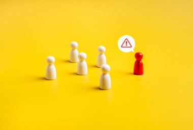 Dolandırıcı, tehlikeli, güvenilmez, dolandırıcılık alarmı konsepti. Kırmızı farklı bir adam, uyarı işareti ile konuşma balonunda, beyaz mandal bebek grubunun yanında duran, sarı arka planda izole edilmiş. 