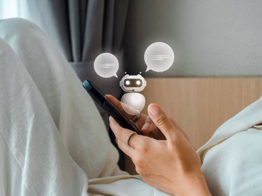 Al Chatbot Teknoloji Konsepti. Yapay zeka sohbet asistanı, konuşma balonu sanal hologramı olan robot, akıllı cep telefonu ekranında kadın ellerini rahatlatmada GPT uygulaması sohbet.