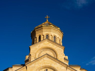 Kutsal Üçlü Katedrali. Gürcistan Ortodoks Kilisesi 'nin tepesinde haçlı Tsminda Sameba, güzel mimari binası, Tiflis, Gürcistan' daki ünlü turistik eğlence merkezi..