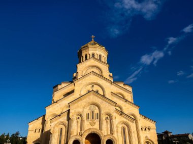 Kutsal Üçlü Katedrali. Tsminda Sameba, Gürcistan Ortodoks Kilisesi 'nin ana katedrali, güzel mimari binası, Tiflis, Gürcistan' daki ünlü turistik eğlence merkezi..