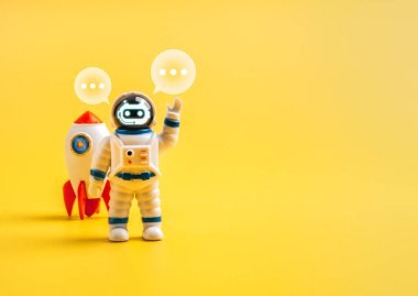 Yapay zeka teknolojisi, iş kurma konsepti. Merhaba demek için elini kaldıran AI sohbet robotu astronotu, konuşma baloncukları, roket jetin yanında, fotokopi uzayı olan sarı arka plan.