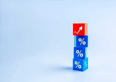 İş büyüme süreci ve ekonomi, büyüyen pazarlama, enflasyon, faiz oranları ve vergi kavramları. Kırmızı üzerine yükselen ok, yüzdelik simgesi olan mavi kübik bloklar, kopyalama alanı olan düz arkaplan.